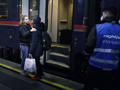 Dos mujeres se despiden en un andén de la Estación Central de Viena antes de la partida de un tren nocturno.