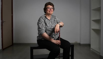 Sara Medrano, tesoureira da Afinsyfacro, uma associação espanhola de pacientes de fibromialgia e fadiga crônica, na sede da entidade.