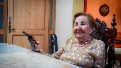 Cecilia Suárez, la madre del candidato presidencial Rodolfo Hernández, con el revólver que guarda en el armario, en una fotografía del pasado 3 de marzo.