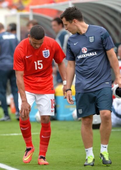 Chamberlain se duele de la rodilla derecha.