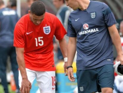 Chamberlain se duele de la rodilla derecha.