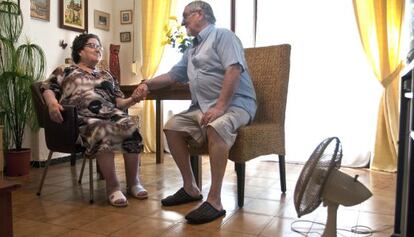 La pareja de jubilados Maréa Guevara y Alfonso Fortea, en su casa.