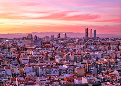 Panorámica de Madrid donde se encuentran las Cuatro Torres de Madrid y las torres Kio.