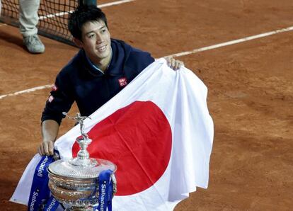 Kei Nishikori posa con la bandera de Japón y el trofeo del Godó.