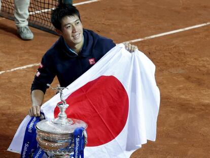 Kei Nishikori posa con la bandera de Japón y el trofeo del Godó.