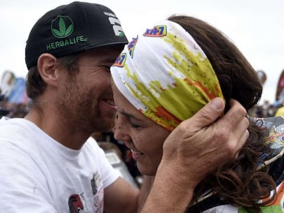 Laia Sanz es felicitada tras acabar novena en el Dakar. 