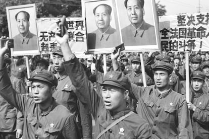 Un grupo de Guardias Rojos celebra a Mao durante la Revolución Cultural.