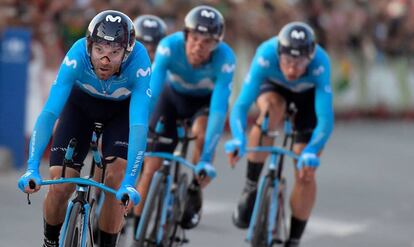 Alejandro Valverde comanda al Movistar en la crono por equipos.