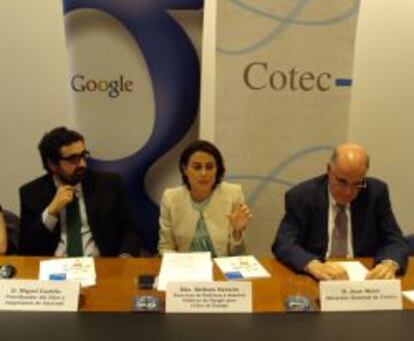 De izquierda a derecha, Miguel Castillo, coautor del libro; Bárbara Navarro, directora de políticas y asuntos públicos de Google, y Juan Mulet, director general de Cotec.