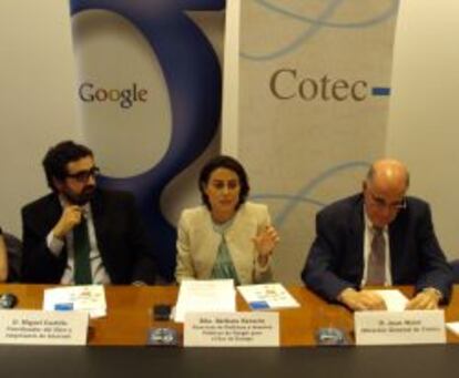 De izquierda a derecha, Miguel Castillo, coautor del libro; B&aacute;rbara Navarro, directora de pol&iacute;ticas y asuntos p&uacute;blicos de Google, y Juan Mulet, director general de Cotec.