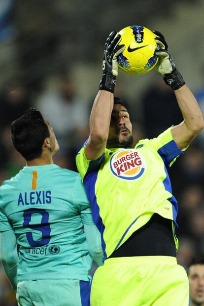El Barça ha tenido que recurrir a los centros ante la cerrada defensa azulona. En la imagen, Moyá se hace con el balón ante la llegada de Alexis.