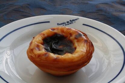 En la Antiga Confeitaria de Belém llevan desde 1837 sirviendo los famosos 'pasteis'. Su secreto: nidos dorados de hojaldre calentitos, rellenos de crema pastelera y espolvoreados con canela y azúcar glas. Dicen que cada domingo venden más de 50.000 de estos pasteles.