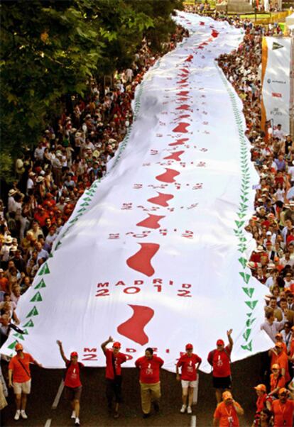 Casi 2.000 voluntarios han participado en el acto central del día, el despliegue de una bandera con el logotipo de la candidatura, que empezó a las siete de la tarde en la plaza de Gregorio Marañón para concluir en la plaza de la Lealtad, hora y media después