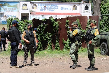 Policía estatal y el ejército  custodian el bar donde este fin de semana fueron asesinadas al menos 11 personas.