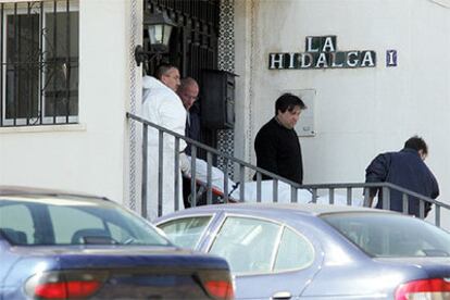 El cuerpo sin vida del joven J.D.C., de 20 años, es trasladado desde el lugar donde recibió dos disparos.