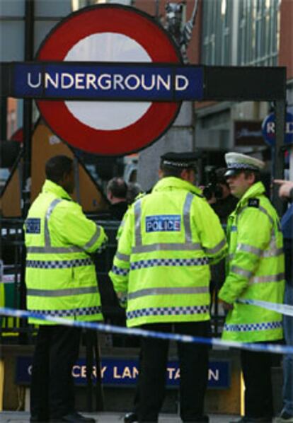 Agentes de la policía, en la entrada de la estación de metro de Chancery Lane.