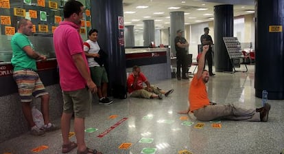 Miembros de la PAH, durante el encierro en una sucursal del Banco Popular de Valencia.