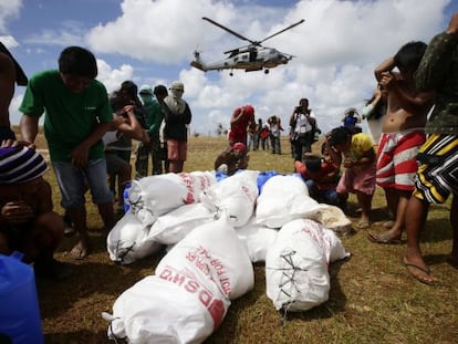 Un helic&oacute;ptero de EEUU descarga ayuda en la isla de Manicani.