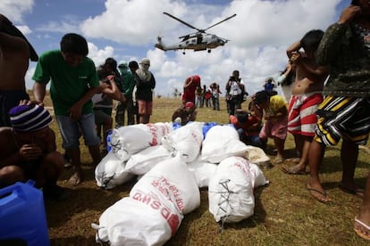 Un helic&oacute;ptero de EEUU descarga ayuda en la isla de Manicani.