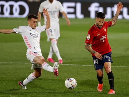 Antonio Blanco pugna un balón con el osasunista Rubén García