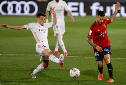 Antonio Blanco pugna un balón con el osasunista Rubén García