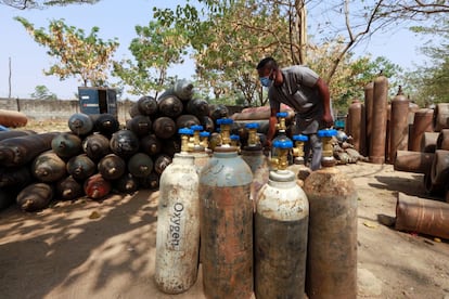 <p>Un hombre inspecciona algunas de las botellas de oxígeno dispuestas en el área 1 de la aldea de Gsm, en pleno brote de la enfermedad del coronavirus en Abuja, Nigeria, el 20 de enero de 2021. </p><p>En la segunda ola, a medida que los casos aumentaron mucho más allá del pico experimentado en la primera, las instalaciones de salud se vieron abrumadas. Los informes preliminares que la OMS ha recibido de 21 países muestran que el 66% informó de una capacidad inadecuada en las unidades de cuidados críticos, el 24% informó de agotamiento entre los trabajadores de la salud y 15 países informaron que la producción de oxígeno, crucial para los pacientes con covid-19 gravemente enfermos, sigue siendo insuficiente.</p>