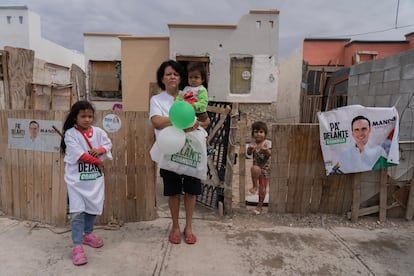 Una familia durante el recorrido del candidato Manolo Jiménez Salinas