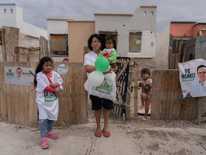 Una familia durante el recorrido del candidato Manolo Jiménez Salinas por la Alianza Ciudadana por la Seguridad, en la colonia Loma Linda en 
Saltillo, Coahuila. 20 de mayo del 2023.