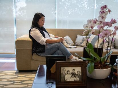 Keiko Sofía Fujimori na sala de seu apartamento em Lima nesta sexta-feira. Em primeiro plano, um retrato de toda a sua família, no qual aparece seu pai, Alberto Fujimori, o último autocrata do país. AUDREY CORDOVA RAMPANT