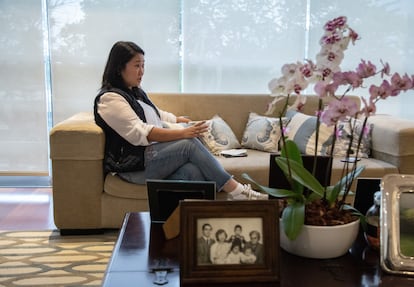 Keiko Sofía Fujimori, en el salón de su apartamento en Lima. Al frente, un retrato de toda su familia, en el que aparece su padre, Alberto Fujimori, el último autocrata del país, este viernes.