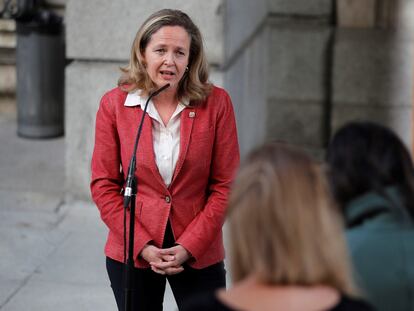 La vicepresidenta Nadia Calviño respondía a los periodistas, el día 21 a las puertas del Congreso de los Diputados.