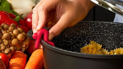 Utensilios de cocina graciosos de Amazon: un levantador de ollas