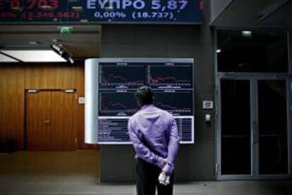 Un empleado observa los datos de la bolsa en una pantalla en la bolsa de Atenas (Grecia). EFE/Archivo