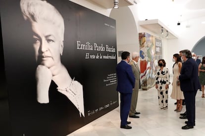 
La reina Letizia, acompañada por la vicepresidenta primera del Gobierno, Carmen Calvo, inauguró este martes la exposición 'Emilia Pardo Bazán. El reto de la modernidad' en la Biblioteca Nacional de España (BNE), en Madrid. 