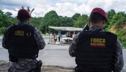 Polic&iacute;as brasile&ntilde;os vigilan los exteriores de la prisi&oacute;n de Manaus.