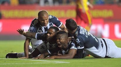 Los &#039;rayados&#039; celebran la victoria. 