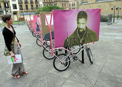 Una visitante observa la obra de Patrick Tuttofuoco en los exteriores del Museo San Telmo, de San Sebastin.