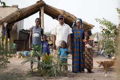 Issouf Sow, su mujer Aissatou y sus hijos Seydou, Belal, Aissatou y Mohamed en su finca de Sibéré Kande, región de Kolda. Natural de la ciudad y agricultor desde niño, siempre había trabajado en las tierras de su padre cultivando maíz y cacahuetes. Sin embargo, hace dos años compró esta hectárea con el sueño de cultivar mandioca, pimientos y cebollas y poder tener su propia producción. “Esto es como un regalo, ahora voy a contratar jornaleros que me ayuden”, asegura.