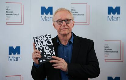 El escritor israel&iacute; David Grossman posa con su novela &#039;A Horse Walks Into a Bar&#039;, por la que ha ganado el Man Booker.
 