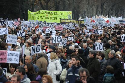 Miles de personas durante la manifestación en defensa de la sanidad pública. La primera marcha de la marea blanca en 2013 ha sido convocada por la Asociación de Facultativos Especialistas de Madrid (Afem) y la Plataforma Asamblearia de Trabajadores y Usuarios por la Salud (PATUsalud), y también participa la plataforma de trabajadores y usuarios de los centros de salud.