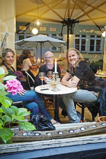 Reunión de amigos en un bar de Copenhague.