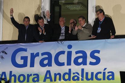 Javier Arenas, en el centro, saluda desde un balcón de la sede del PP de Andalucía, junto a otros dirigentes populares.