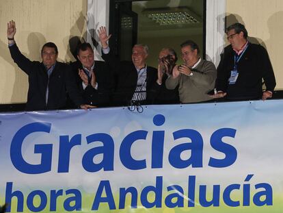 Javier Arenas, en el centro, saluda desde un balcón de la sede del PP de Andalucía, junto a otros dirigentes populares.