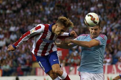 El jugador del Atl&eacute;tico Antoine Griezmann (i) y el del Celta Andreu Fontas se disputan un bal&oacute;n a&eacute;reo.