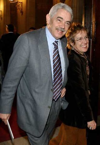 El presidente de la Generalitat, Pasqual Maragall, y la consejera catalana de Cultura, Caterina Mieras, ayer antes del inicio de la sesión de control del Parlamento catalán y tras conocerse la decisión de la Audiencia Nacional.