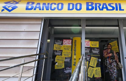 Carteles que rezan "Estamos en huelga" en una sucursal del Banco de Brasil