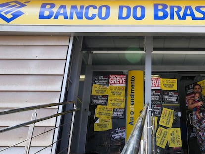 Carteles que rezan "Estamos en huelga" en una sucursal del Banco de Brasil