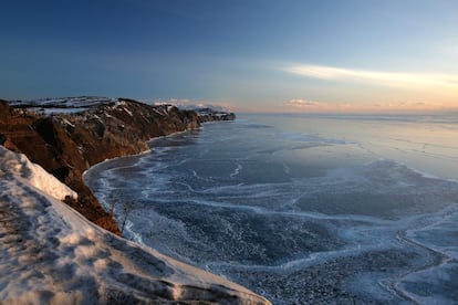 Vista de Baikal desde la isla de Olkone, situada en el centro del lago. En verano, 
es uno de los focos de turismo de la región. 
