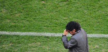 El seleccionador argentino Diego Armando Maradona sigue  a su equipo, que pierde por un gol.