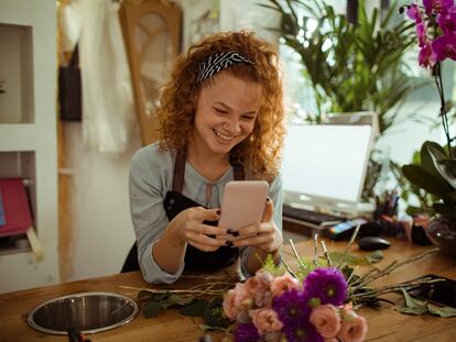 Young Woman using a Phone (Estrategia redes sociales - Banco Sabadell)